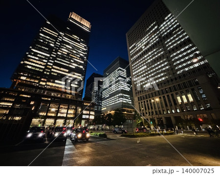 東京・丸の内の高層ビル群と車のライトが輝く夜景 都市開発エリアの都会風景 東京・丸の内の高層ビル群と車のライトが輝く夜景 都市開発エリアの都会風景 140007025