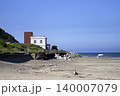 海辺に建つ白い洋館 青い空と海 140007079