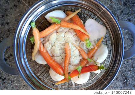 Preparing a healthy and diet-friendly meal Preparing a healthy and diet-friendly meal 140007248