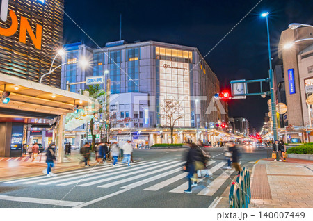 京都　夜の四条河原町交差点 140007449