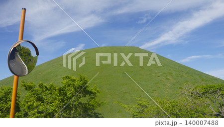 伊豆高原にある大室山と青空 伊豆高原にある大室山と青空 140007488
