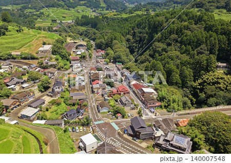 宮崎県高千穂町の山間集落と幹線道路を俯瞰した空撮写真 宮崎県高千穂町の山間集落と幹線道路を俯瞰した空撮写真 140007548