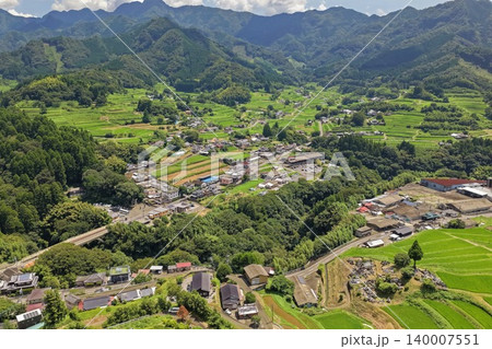 宮崎県高千穂町の山間集落と水田を俯瞰した空撮写真 140007551