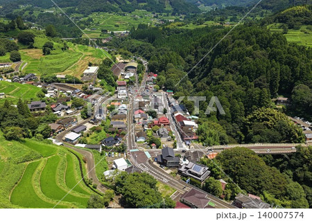 宮崎県高千穂町の山間集落と棚田を俯瞰した空撮写真 140007574