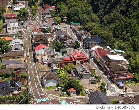 宮崎県高千穂町の伝統的な町並みを俯瞰した空撮写真 140007576