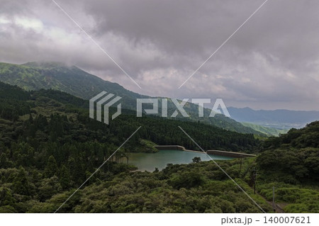 熊本県南阿蘇の山間ダム湖と緑の山々を捉えた空撮写真 140007621