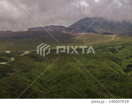 熊本県南阿蘇の阿蘇山火山と緑の山麓を斜め俯瞰した空撮写真 140007639