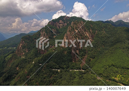 宮崎県延岡市・比叡山の岩壁と緑の山々を捉えた空撮写真 宮崎県延岡市・比叡山の岩壁と緑の山々を捉えた空撮写真 140007649