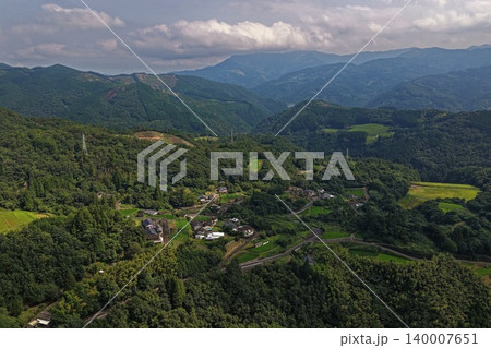 宮崎県延岡市の山間集落と棚田を俯瞰した空撮写真 宮崎県延岡市の山間集落と棚田を俯瞰した空撮写真 140007651