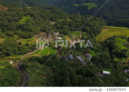 宮崎県延岡市の山間集落と水田を俯瞰した空撮写真 140007654