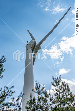 緑に囲まれてそびえ立つ風力発電施設 緑に囲まれてそびえ立つ風力発電施設 140007700