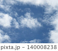 青空に散らばる白い綿雲 140008238