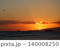 鮮やかな夕日と飛行機 140008250