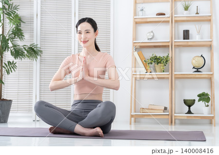 家でヨガをする女性 140008416