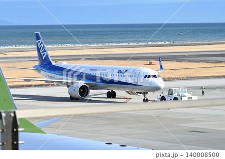 青い海をバックに、大分空港の滑走路を力強く滑走するANA機 青い海をバックに、大分空港の滑走路を力強く滑走するANA機 140008500