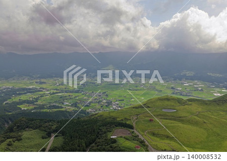熊本県南阿蘇の阿蘇カルデラ農村風景を俯瞰した空撮写真 140008532
