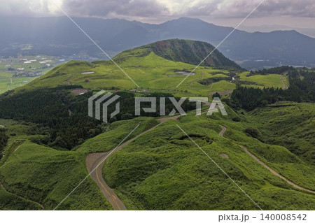 熊本県南阿蘇の緑の草原と蛇行する道路を俯瞰した空撮写真 熊本県南阿蘇の緑の草原と蛇行する道路を俯瞰した空撮写真 140008542