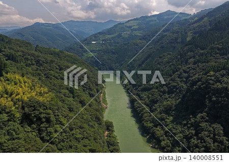 熊本県日之影町・五ヶ瀬川渓谷を俯瞰した空撮写真 140008551