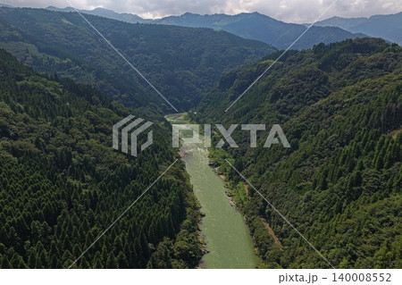 熊本県日之影町・五ヶ瀬川渓谷と緑の山々を俯瞰した空撮写真 熊本県日之影町・五ヶ瀬川渓谷と緑の山々を俯瞰した空撮写真 140008552