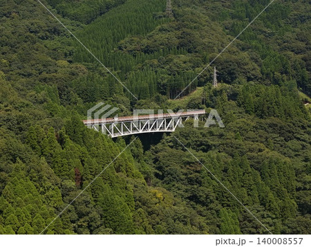 熊本県日之影町の山間部に架かる鉄橋トラス橋を俯瞰した空撮写真 熊本県日之影町の山間部に架かる鉄橋トラス橋を俯瞰した空撮写真 140008557