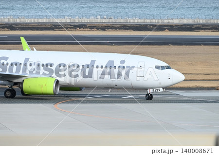 ピスタチオグリーンの機体が海に映える、大分空港を滑走するソラシドエア 140008671