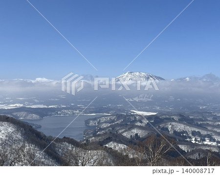 雪化粧する山並みと湖 140008717