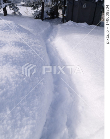 雪に覆われた歩道 雪に覆われた歩道 140008804