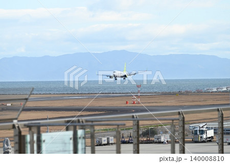 大分空港の滑走路へ向けて、伊予灘の上空を最終進入するソラシドエア 大分空港の滑走路へ向けて、伊予灘の上空を最終進入するソラシドエア 140008810