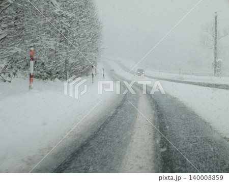 冬の雪国の車道 冬の雪国の車道 140008859