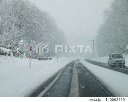 冬の雪国の車道 冬の雪国の車道 140008860
