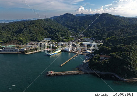 大分県佐賀関の港町と山並みを捉えた空撮写真 140008961