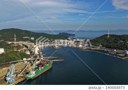大分県佐賀関の工業港と湾岸エリアを俯瞰した空撮写真 大分県佐賀関の工業港と湾岸エリアを俯瞰した空撮写真 140008973