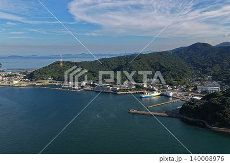 大分県佐賀関港と港町を俯瞰した空撮写真 140008976