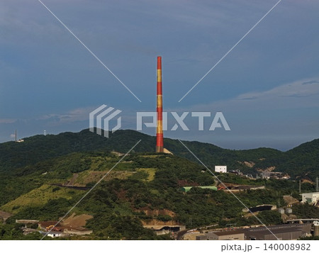 大分県佐賀関の製錬所大煙突を捉えた空撮写真 大分県佐賀関の製錬所大煙突を捉えた空撮写真 140008982