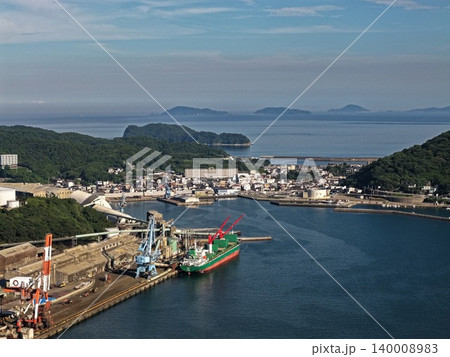 大分県佐賀関の工業港と瀬戸内海を俯瞰した空撮写真 大分県佐賀関の工業港と瀬戸内海を俯瞰した空撮写真 140008983
