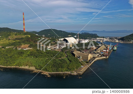 大分県佐賀関の工業港と煙突を捉えた空撮写真 140008986