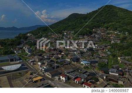 香川県男木島の集落と海を俯瞰した空撮写真 香川県男木島の集落と海を俯瞰した空撮写真 140008987