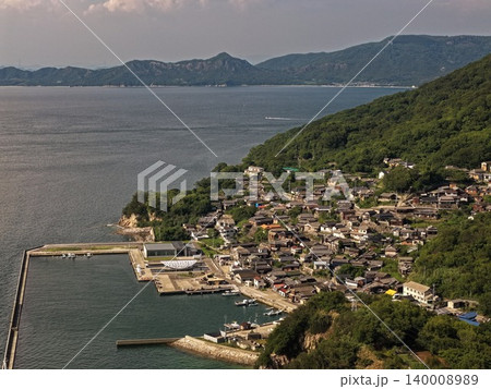 香川県男木島の漁村集落と港を捉えた空撮写真 140008989