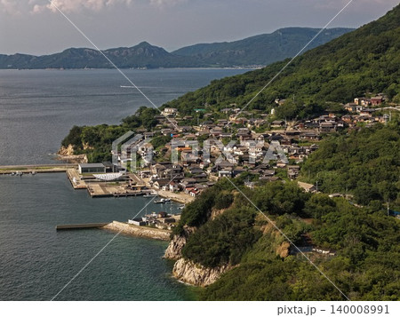 香川県男木島の漁村集落と港を捉えた空撮写真 140008991