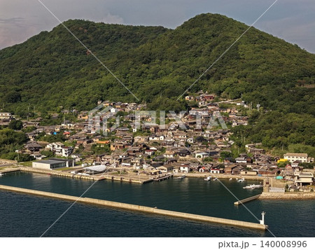 香川県男木島の漁村集落と港湾を捉えた空撮写真 140008996