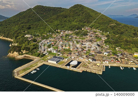 香川県男木島の集落と港を俯瞰した空撮写真 香川県男木島の集落と港を俯瞰した空撮写真 140009000