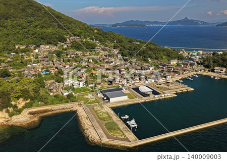 香川県男木島の漁村集落と港を俯瞰した空撮写真 140009003