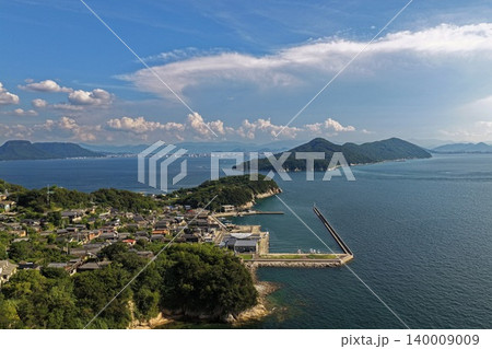 香川県男木島の集落と港を望む瀬戸内海の空撮写真 香川県男木島の集落と港を望む瀬戸内海の空撮写真 140009009