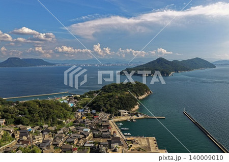 香川県男木島の集落と瀬戸内海を俯瞰した空撮写真 140009010