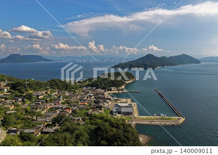 香川県男木島の集落と港を俯瞰した空撮写真 香川県男木島の集落と港を俯瞰した空撮写真 140009011