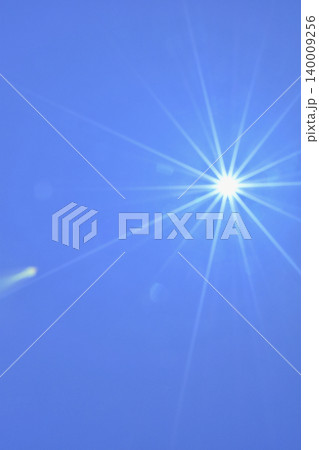 青空と太陽 直射日光 フリースペースイメージ 青空と太陽 直射日光 フリースペースイメージ 140009256