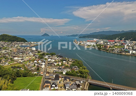 大分県臼杵市の市街地と臼杵川河口・港湾を俯瞰した空撮写真 大分県臼杵市の市街地と臼杵川河口・港湾を俯瞰した空撮写真 140009368
