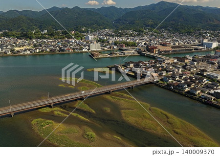 大分県臼杵市の川と橋・市街地を俯瞰した空撮写真 大分県臼杵市の川と橋・市街地を俯瞰した空撮写真 140009370