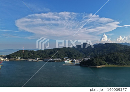 大分県佐賀関の港町と湾を俯瞰した空撮写真 大分県佐賀関の港町と湾を俯瞰した空撮写真 140009377