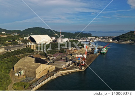 大分県佐賀関の工業港と貨物船を捉えた空撮写真 140009378